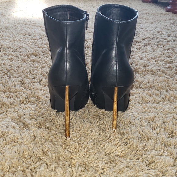 Super cute privileged heels! - Picture 2 of 3